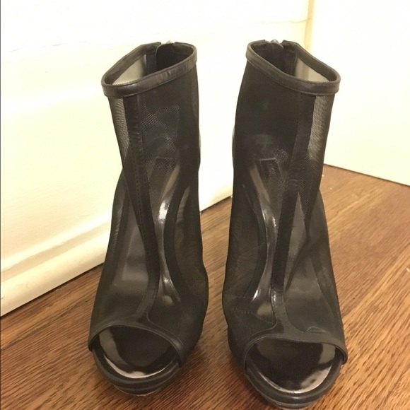 Barely worn. Super Sexy size 7/12.