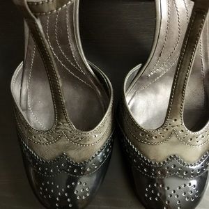 Tahari T strap black and charcoal pumps