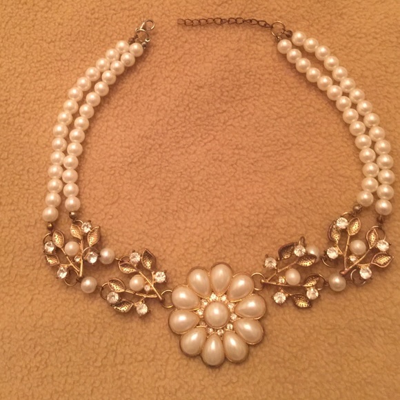 This lovely crystal Pearl flower necklace - Picture 1 of 4