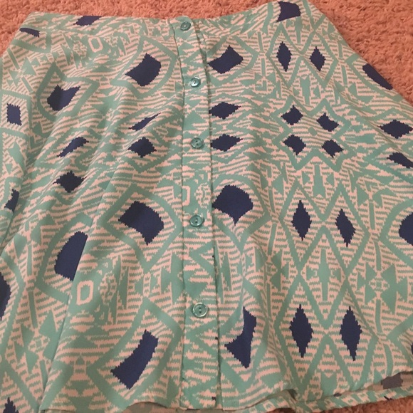 Patterned flowy skirt size Medium - Picture 2 of 3