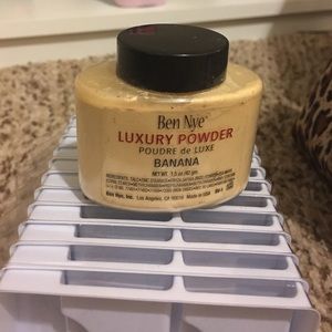 Ben Nye Luxury powder