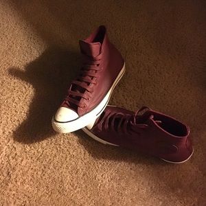 Maroon converse‼️‼️🚨🚨