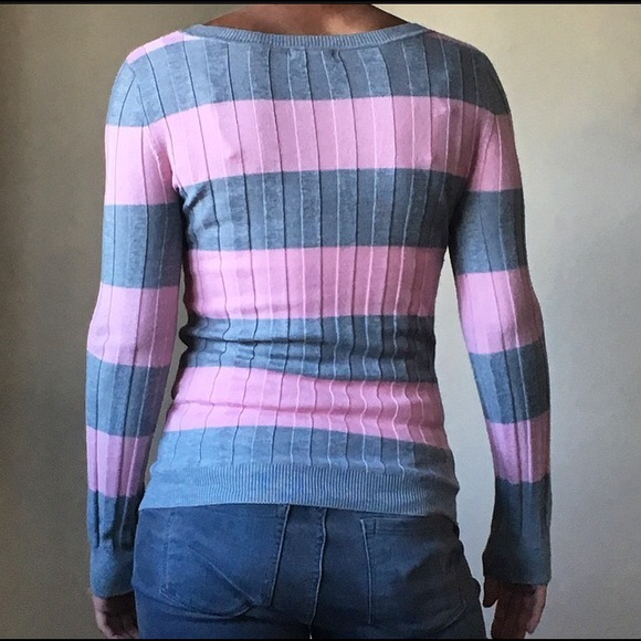 Pink and gray scoop neck sweater - Picture 2 of 2