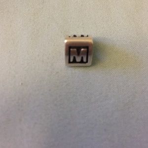 Pandora charm "M"