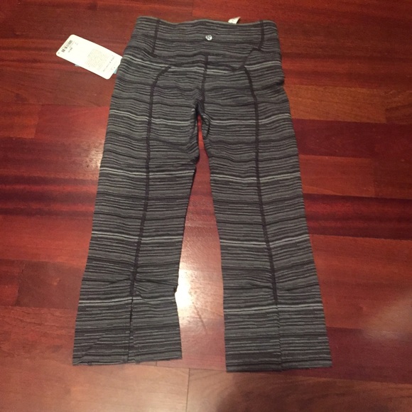 Lululemon Black White & Gray Gather & Crow Crop - Picture 4 of 4