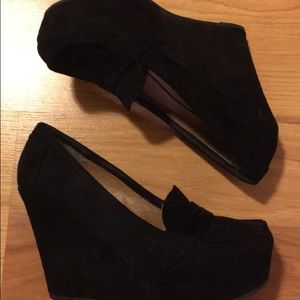 Black full wedge shoe