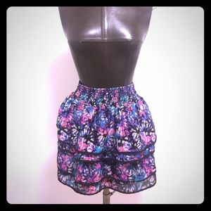 Multicolored tiered skirt with elastic waistband