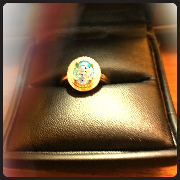 Diamond ring opal