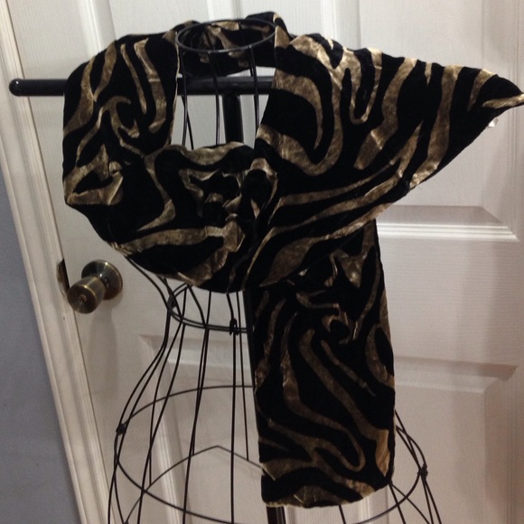 🎉🎉SALE!!! Lush black and gold velvet scarf
