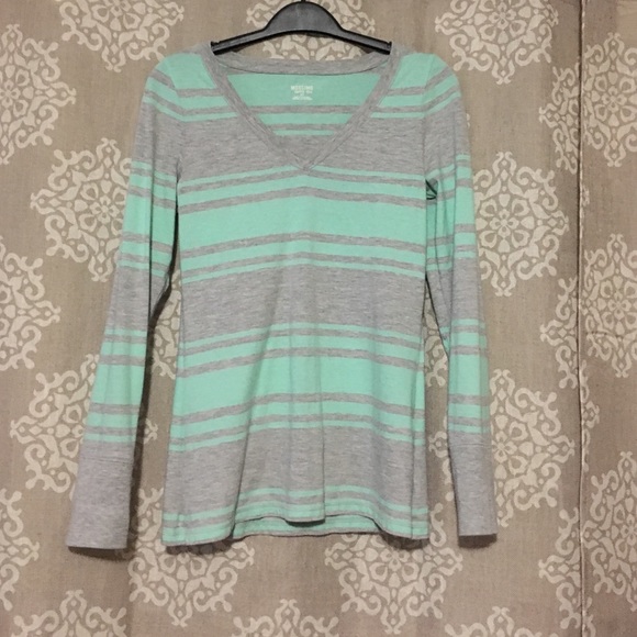 Long sleeves V neck shirt