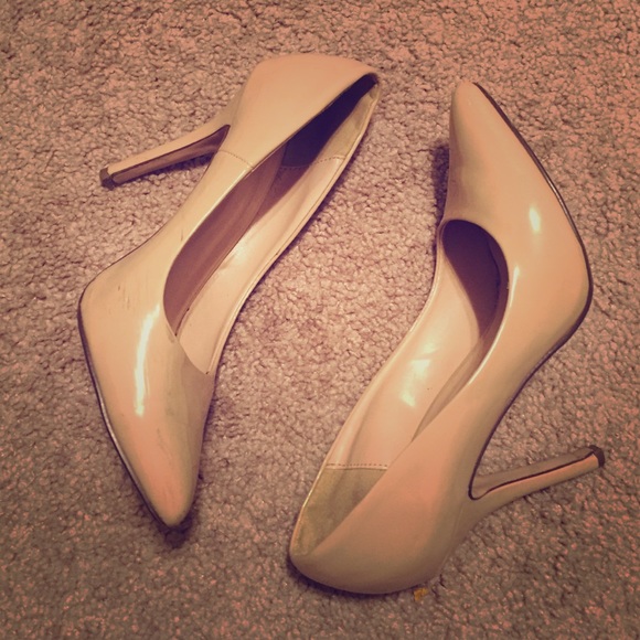 Nude pumps