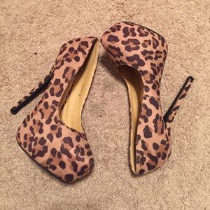 Cheetah platform pumps with platform