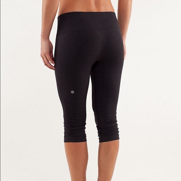 Lululemon black in the flow crops sz 4