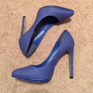 Blue pumps