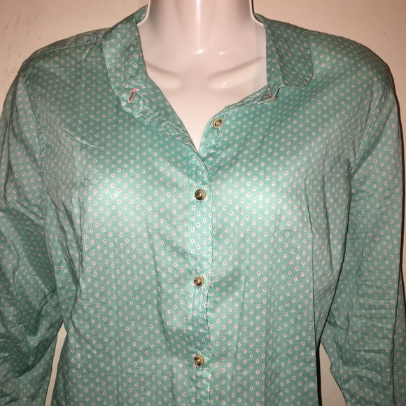 Bass blouse/ buttons down