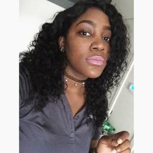 Meet your Posher, Akia