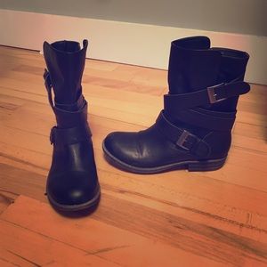 Black buckle ankle/mid boots
