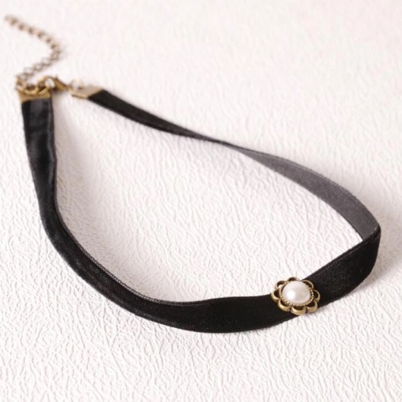 Urban Outfitters Jewelry - NEW🔥 Velvet Black Choker W/ Flower