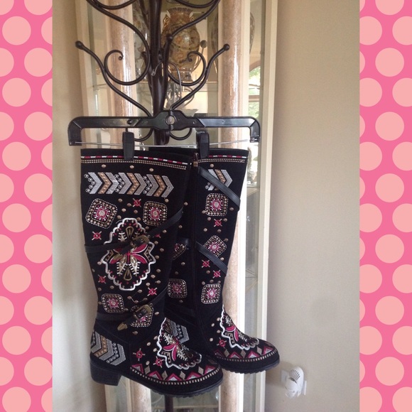 NWOT US LADIES SZ. 10.5 M BLACK SUEDE & LTHR BOOTS