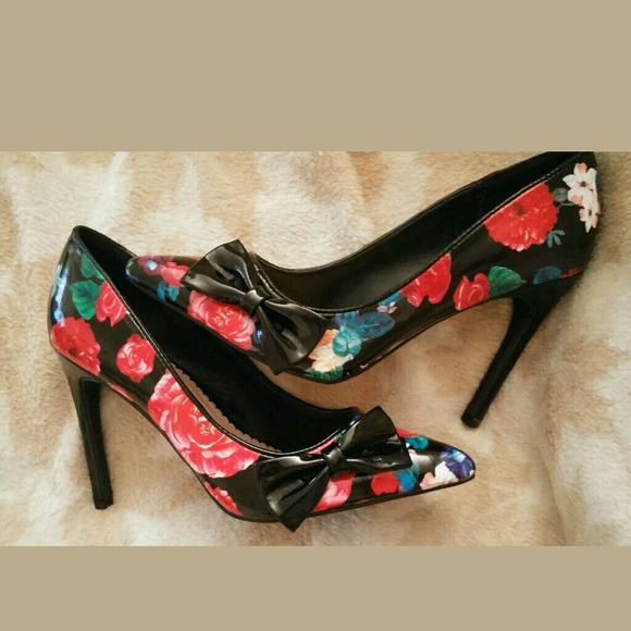 Shoedazzle Black Floral Faux Patent Heel