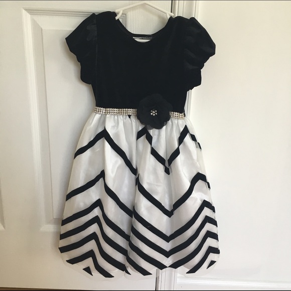Adorable Black and White girls dress