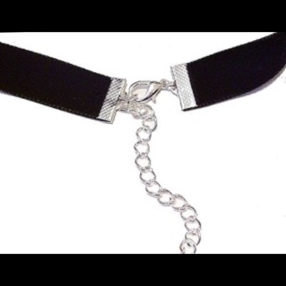 Velvet Black Choker - Picture 2 of 2
