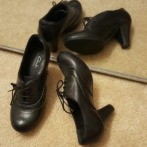 Black heeled oxfords
