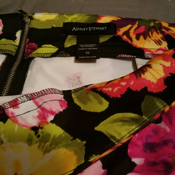 3X (22) Plus Size Floral skirt - Picture 2 of 4