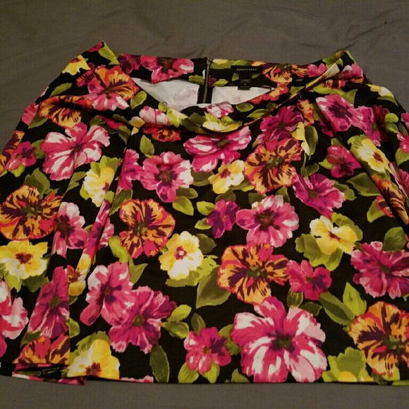 3X (22) Plus Size Floral skirt - Picture 3 of 4