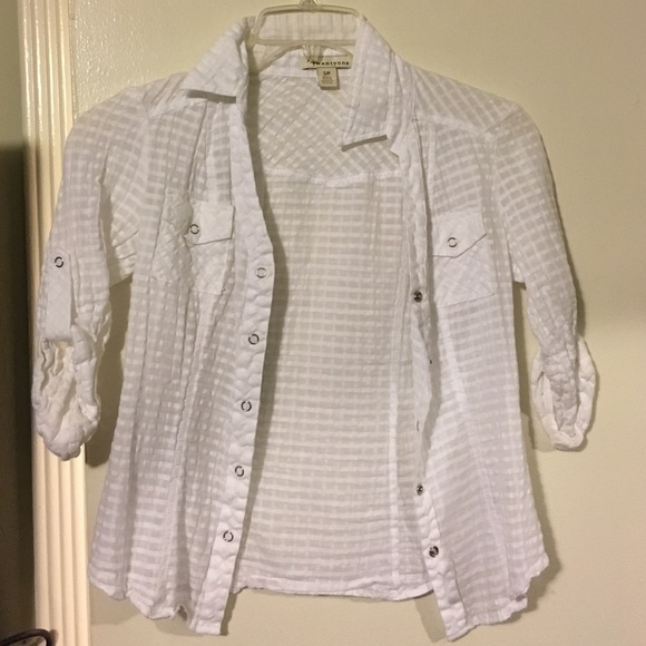 White patterned quarter-sleeve button up shirt