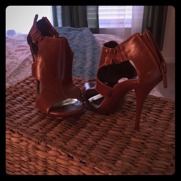 Micheal Antonia toasted Carmel color leather heels