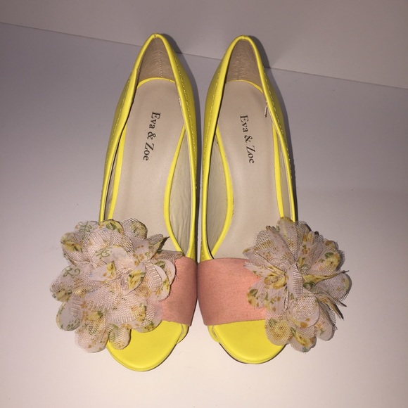 Eve & Zoe Yellow Pump - Picture 2 of 4