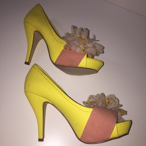 Eve & Zoe Yellow Pump - Picture 3 of 4