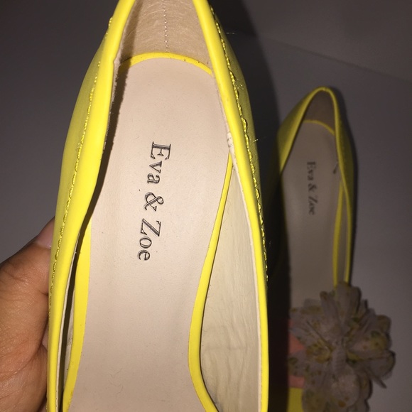 Eve & Zoe Yellow Pump - Picture 4 of 4