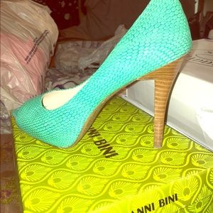 SOLD!!! Womens Shoes