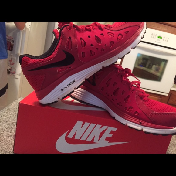 Tennis shoes