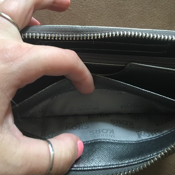 Authentic Michael Kors Wallet - Picture 4 of 4