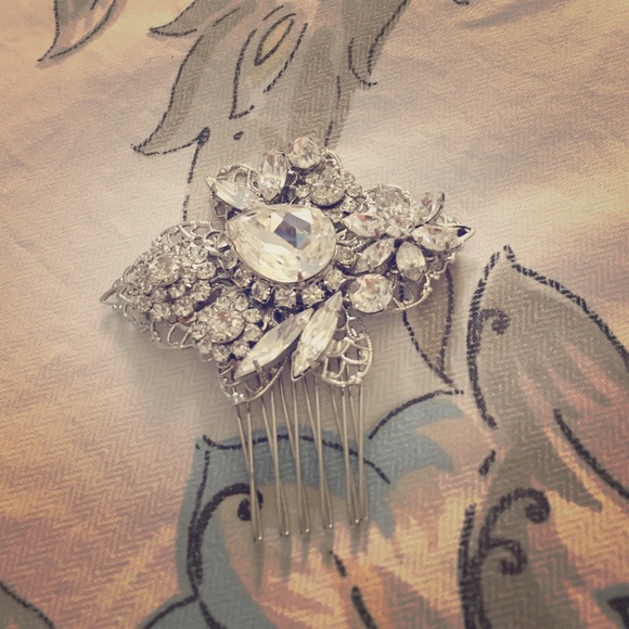Gorgeous wedding day hair brooch