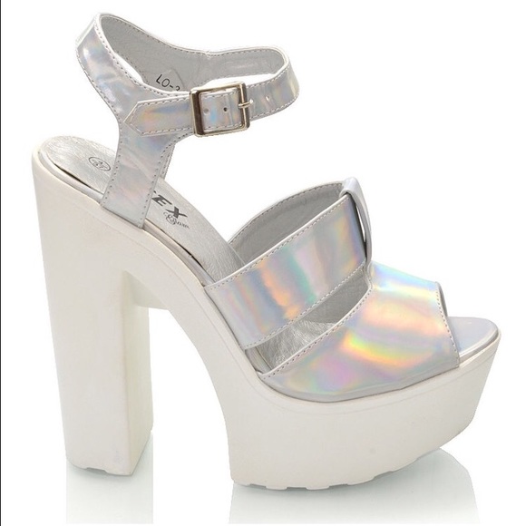White metallic 90s platform heels - size 6