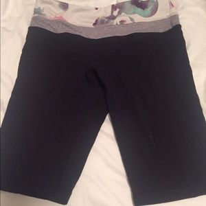 Lululemon Black Groove Shorts Blurred Blossom sz 4
