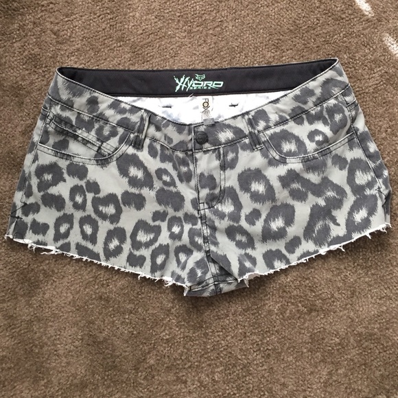 Fox grey & black cheetah print booty shorts🍑
