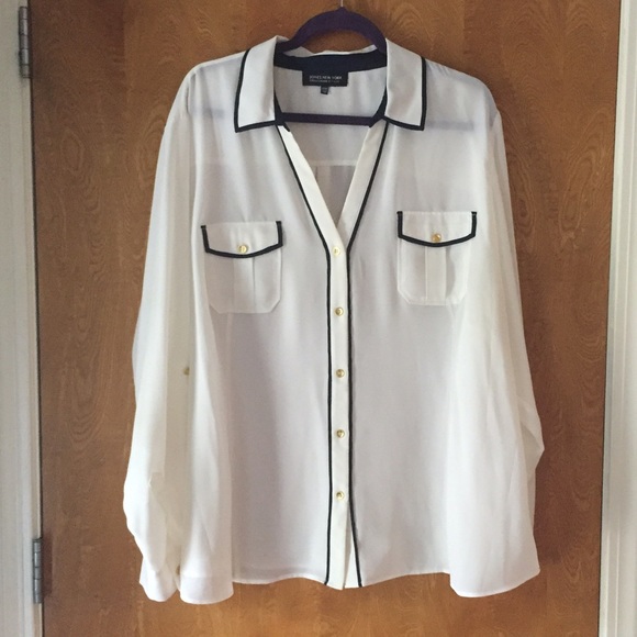 Jones New York Tops - ‼️REDUCED‼️Plus JONES NY Navy / Cream Blouse
