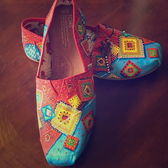 TOMS size 10  hand painted beautiful new with tags