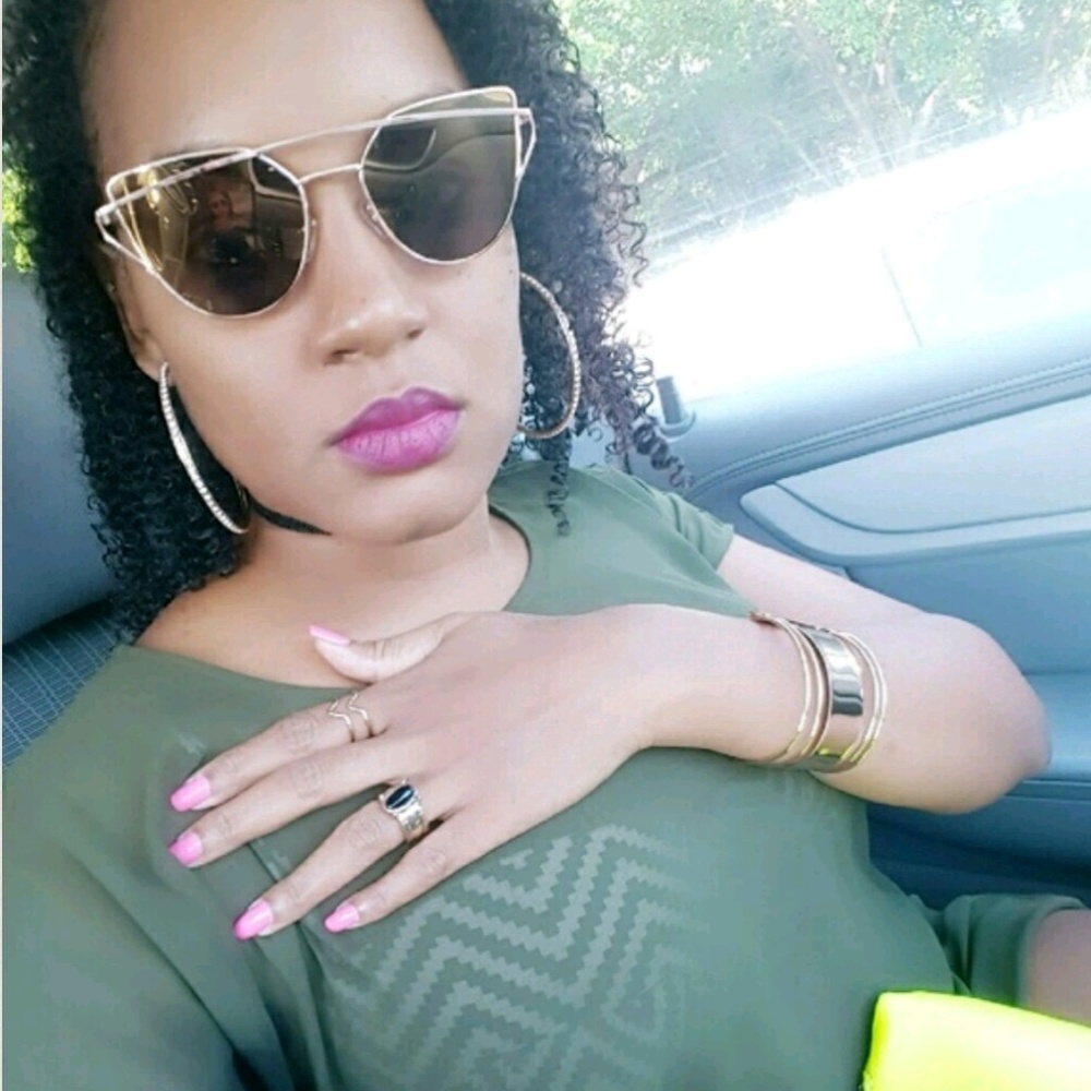 𝒞𝓁𝑒𝒶𝓇𝒶𝓃𝒸𝑒 New Sunglasses - Picture 7 of 8
