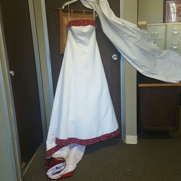 Wedding dress - Picture 2 of 3