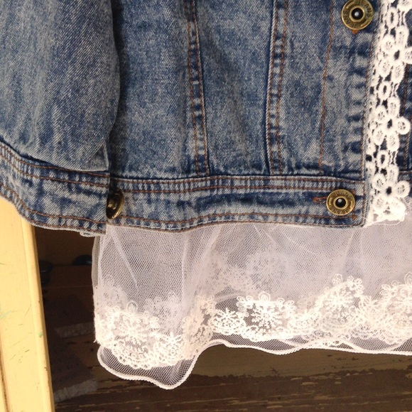 Girls Jean jacket with lace trim NWT, NEW PRICE - Picture 3 of 4