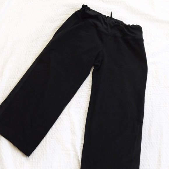 LULULEMON BLACK CROPS - Picture 2 of 4