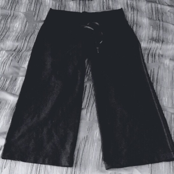 LULULEMON BLACK CROPS - Picture 3 of 4