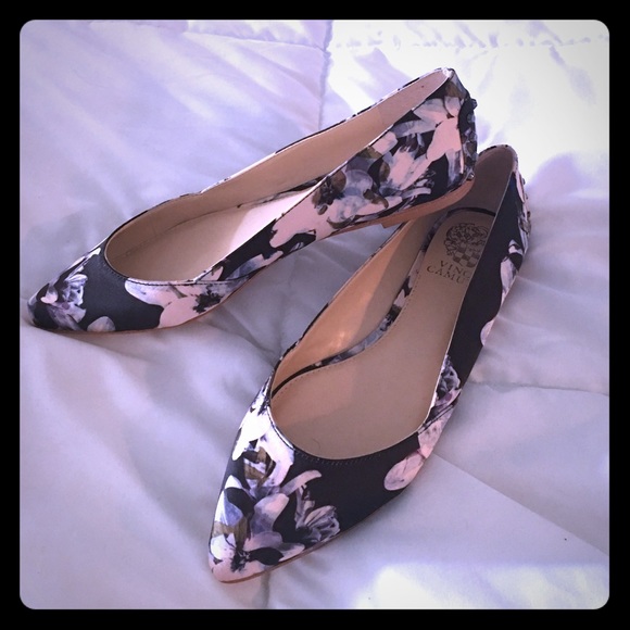 ⚜️negotiable⚜️Vince Camuto floral flats