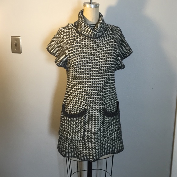 Tops - 🍂🍃🍁 Grey and white tunic sweater